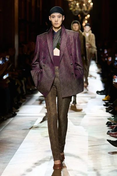 Look 16